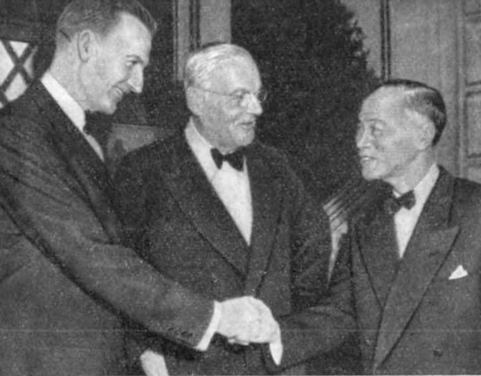 Джон Д. Ill с Джоном Ф. Даллесом и японским послом в Вашингтоне.