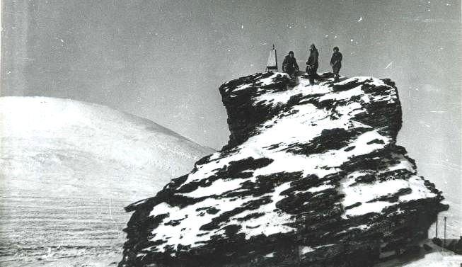 Гора Холатчахль и обелиск на останце