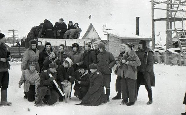 Группы Дятлова и Блинова с военными в Вижае 25 января (фото дятловцев)