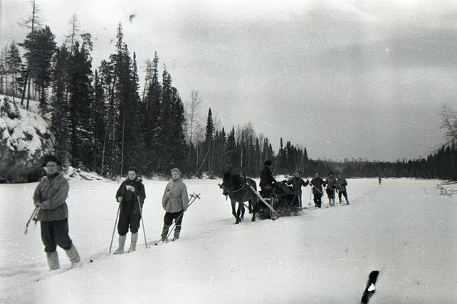 Переход группы Дятлова до 2-го Северного без рюкзаков, которые везут на санях (фото из их снимков)